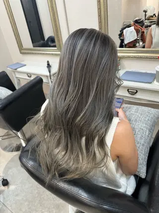 カラー ヒガシ サヨのヘアスタイル