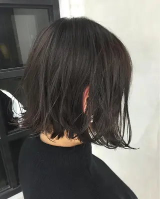 ショート ミディアム カラー TOMOYAレイヤー ブリーチ縮毛矯正のヘアスタイル