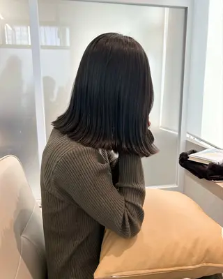 ショート オリーブ/アッシュ やわらか透明感カラーのヘアスタイル