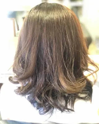 セミロング カラー エル美容室所属・織田 英之のヘアスタイル