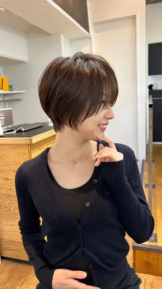 ショート シオン/艶髪/ グレージュカラーのヘアスタイル