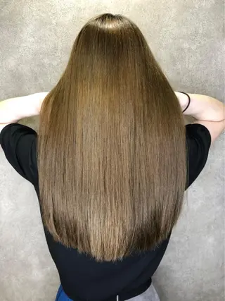 カラー 近藤 七海／箕面／艶カラーのヘアスタイル