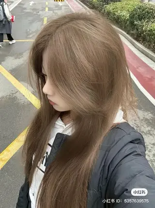 ロング カラー ナチュラルベージュ 🧸yuuna🧋のヘアスタイル