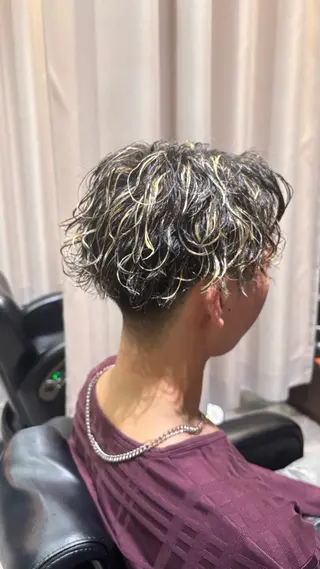 ショート カラー パーマ メンズ 鼎一真ハイトーン/ パーマ/何でも屋さんのヘアスタイル