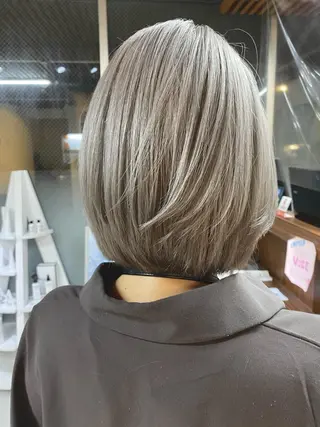 ショート カラー 白髪ぼかし バレイヤージュ志鎌のヘアスタイル
