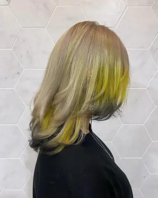 セミロング カラー そうや🐺ブリーチ/ デザインカラーのヘアスタイル