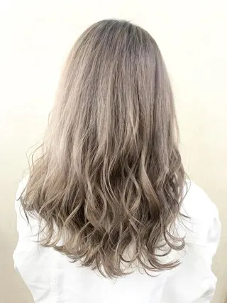 ミディアム 倉林隆一🐈 ダブルカラー/艶髪のヘアスタイル