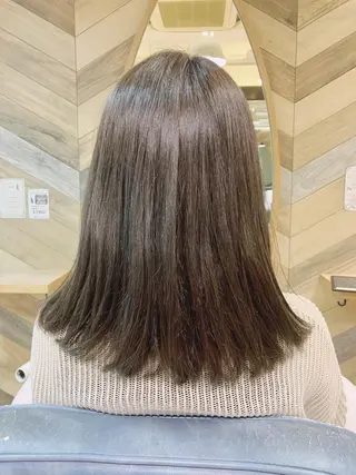 セミロング カラー 奥谷 美代子のヘアスタイル
