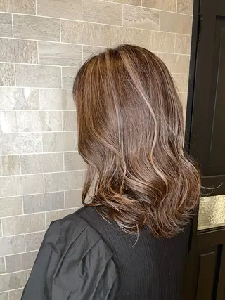 セミロング ブリーチ毛矯正.髪質 改善.髪にドラマをのヘアスタイル