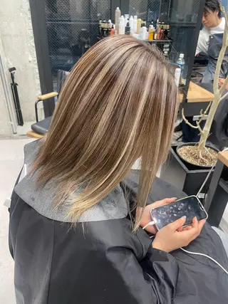 セミロング 🫧ハイライトカラー 🫧 𝓜𝓘𝓤のヘアスタイル