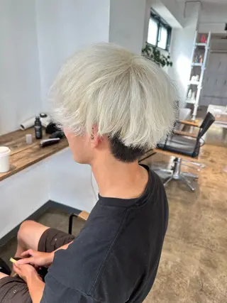 ショート カラー ✨艶ブリーチカラー ✨四ノ宮裕己のヘアスタイル