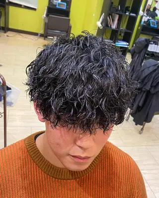 パーマ メンズ 三ノ宮フェザーパーマ 蕃本 啓利のヘアスタイル