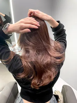 ロング カラー 菜々🫧新宿 透明感ケアブリーチのヘアスタイル