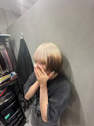 ショート 奥本 侑 ハイトーン、髪質改善のヘアスタイル