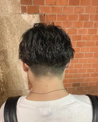 ミディアム パーマ HIRO GINZA新橋店所属・山内 敢史のヘアスタイル