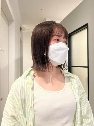 ミディアム オリーブベージュ/ ブリーチなし透明感のヘアスタイル