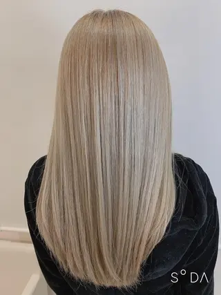 セミロング カラー 店長ハイトーンカラー 柞山史奈のヘアスタイル