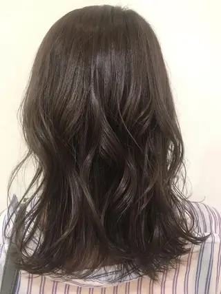 ミディアム カラー トレンドヘアーに🌈 川村　静香のヘアスタイル