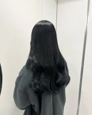 ロング カラー 🩵色落ち可愛い 寒色カラー🩵のヘアスタイル