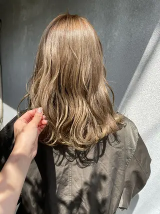 ミディアム カラー 小坂 真子のヘアスタイル