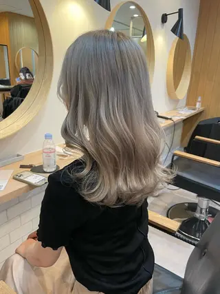 ミディアム カラー akane .のヘアスタイル