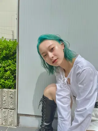 ミディアム カラー 梅田ハイトーン チダ ヒナノのヘアスタイル