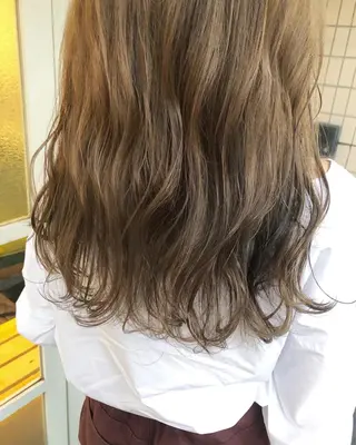 セミロング カラー uni（ウニ）所属・西村 有紗のヘアスタイル