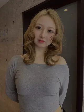 ミディアム GEM YURI ハイトーンカラーのヘアスタイル