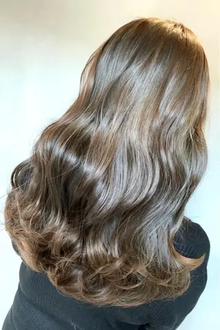 セミロング カラー ハイライトが 得意なニキです😊のヘアスタイル