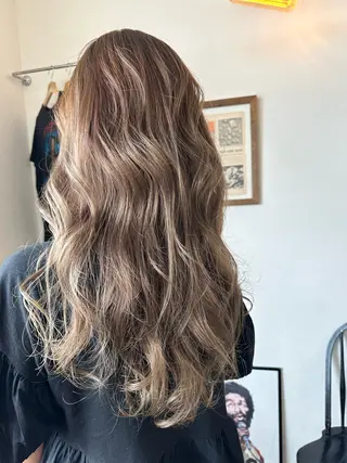 ロング カラー GENE CUTCLUB所属・岩村 夏姫のヘアスタイル