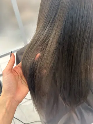 ロング カラー オリーブ/アッシュ やわらか透明感カラーのヘアスタイル