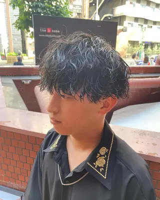 パーマ メンズ 三ノ宮フェザーパーマ 蕃本 啓利のヘアスタイル