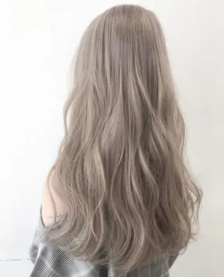 ロング カラー Kro ハイトーン×ブリーチのヘアスタイル