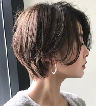 ショート カラー TORi 三宮店所属・外国人風レイヤー／ SHOKUのヘアスタイル