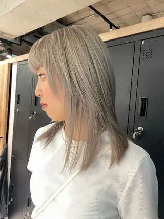 セミロング 🫧ハイライトカラー 🫧 𝓜𝓘𝓤のヘアスタイル