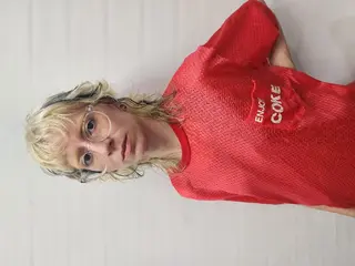 ミディアム Backbocker所属・ハイトーン/ブリーチ /デザインカラーのヘアスタイル