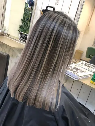 ミディアム 韓国レイヤー外国人風 透明感カラー髪質改善のヘアスタイル