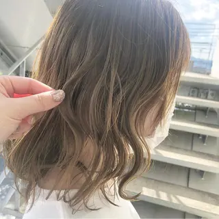 ミディアム カラー 小森 樹奈のヘアスタイル