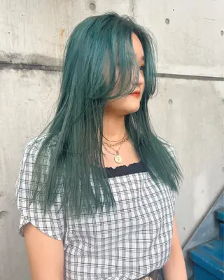 ロング カラー RAIMA ハイトーン/ベージュのヘアスタイル