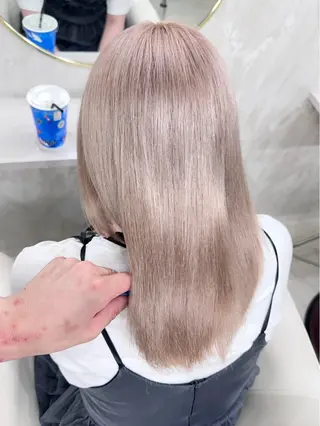 ロング 前髪カット🩶レイヤ ー🩶ハイトーン🩶のヘアスタイル