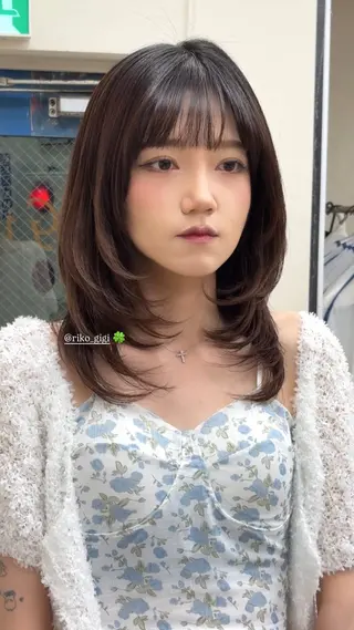 セミロング Gigi 代々木所属・りこ 🐈‍⬛韓国艶カラーのヘアスタイル