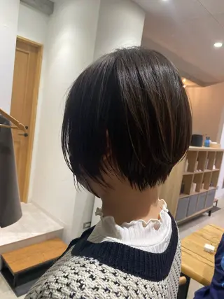 ショート fumi🪞血色感 アップ艶カラーのヘアスタイル