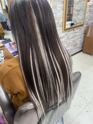 セミロング 土屋朱理/ ハイトーンカラーのヘアスタイル