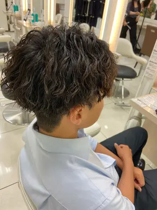 ミディアム パーマ メンズ 🫧ふくだ りな 🕊のヘアスタイル