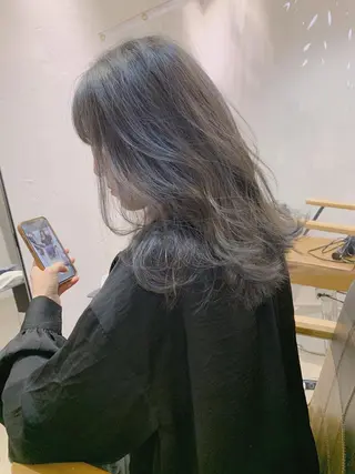 セミロング カラー ネイル マツエク・マツパ ハイトーン&暗髪🔥 表参道二刀流マエダのヘアスタイル