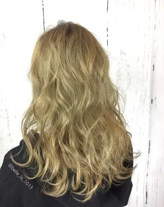 ミディアム 韓国レイヤー外国人風 透明感カラー髪質改善のヘアスタイル