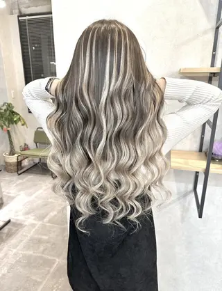 ロング ヘアアレンジ カラー L. OSAKAのヘアスタイル