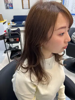 セミロング 86futureshair所属・岡田 麻矢のヘアスタイル