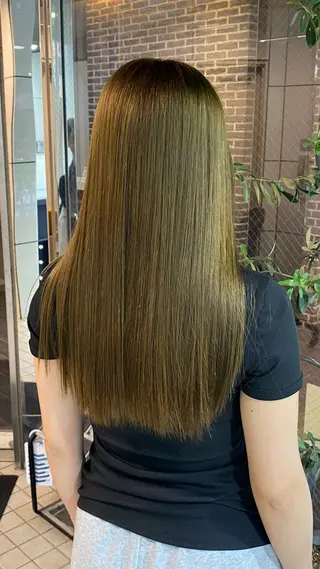 カラー アキト🌙カラー特化 /艶髪ハイトーンのヘアスタイル