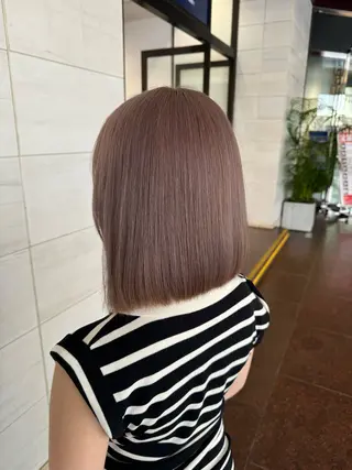 ミディアム ヘアアレンジ ホワイトカラー/ ピンクベージュにったのヘアスタイル